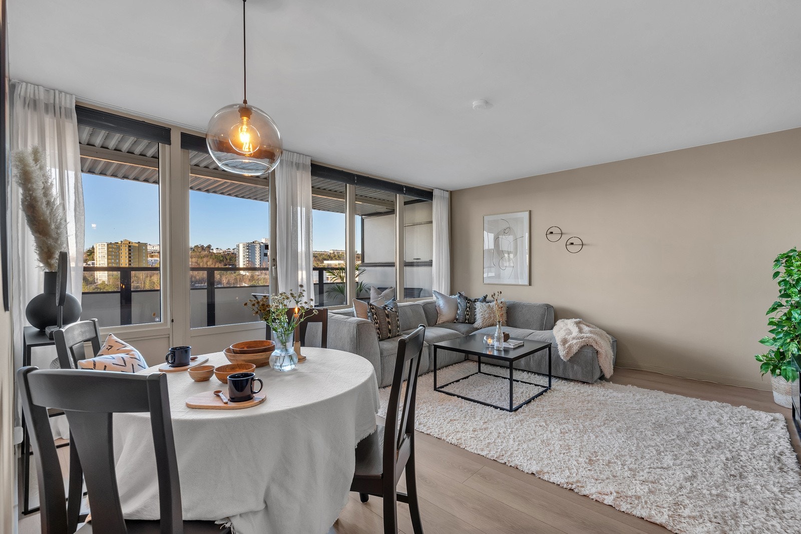 Romslig og luftig stue med store vindusflater som slipper inn rikelig naturlig lys Galleribilde