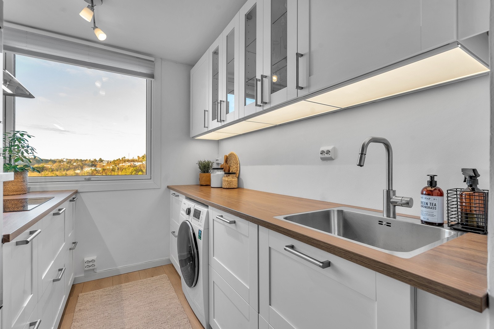 Lekkert kjøkken fra 2019 med god benk- og skapplass Galleribilde