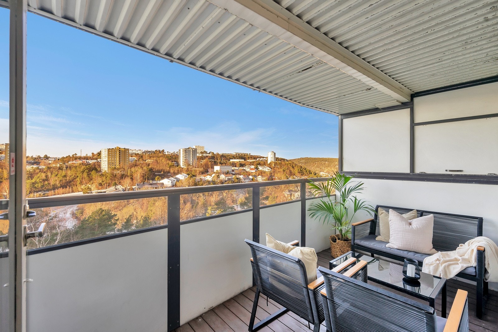 Fra balkongen ser man solnedgangen i Bymarka Galleribilde