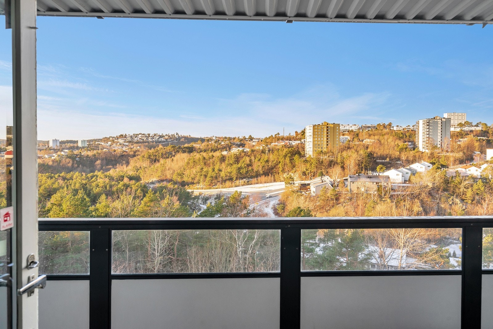 Åpent og luftig utsyn fra leilighetens vinduer og balkong Galleribilde