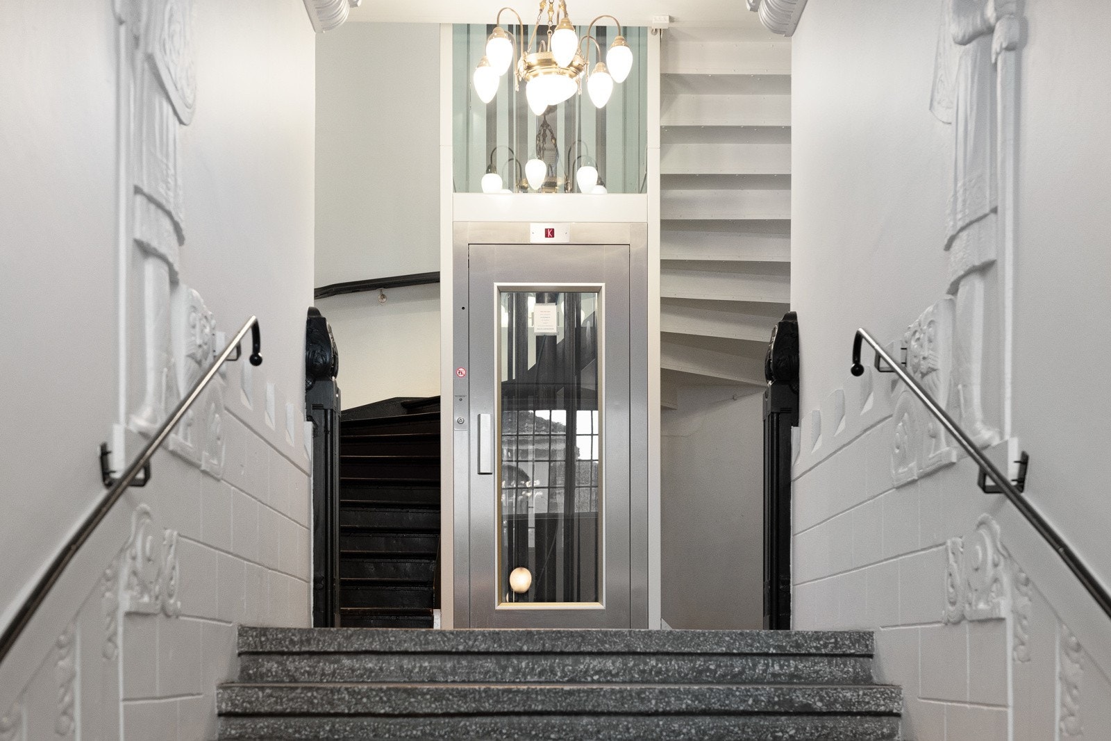 Innbydende inngangsparti med heis Galleribilde