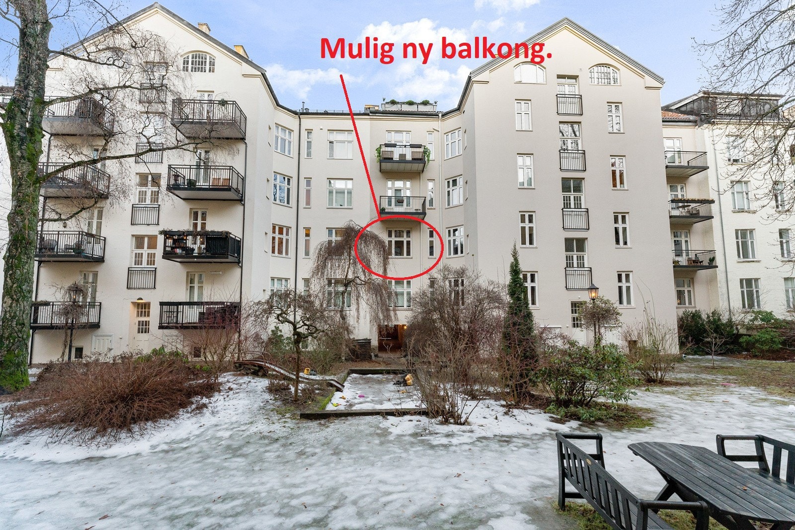 Det foreligger et tilbud på montering av tilsvarende balkong som de andre har montert. Pris ca. kr. 255 000,- All risiko for mulig gjenneomføring er kjøpers ansvar. Galleribilde