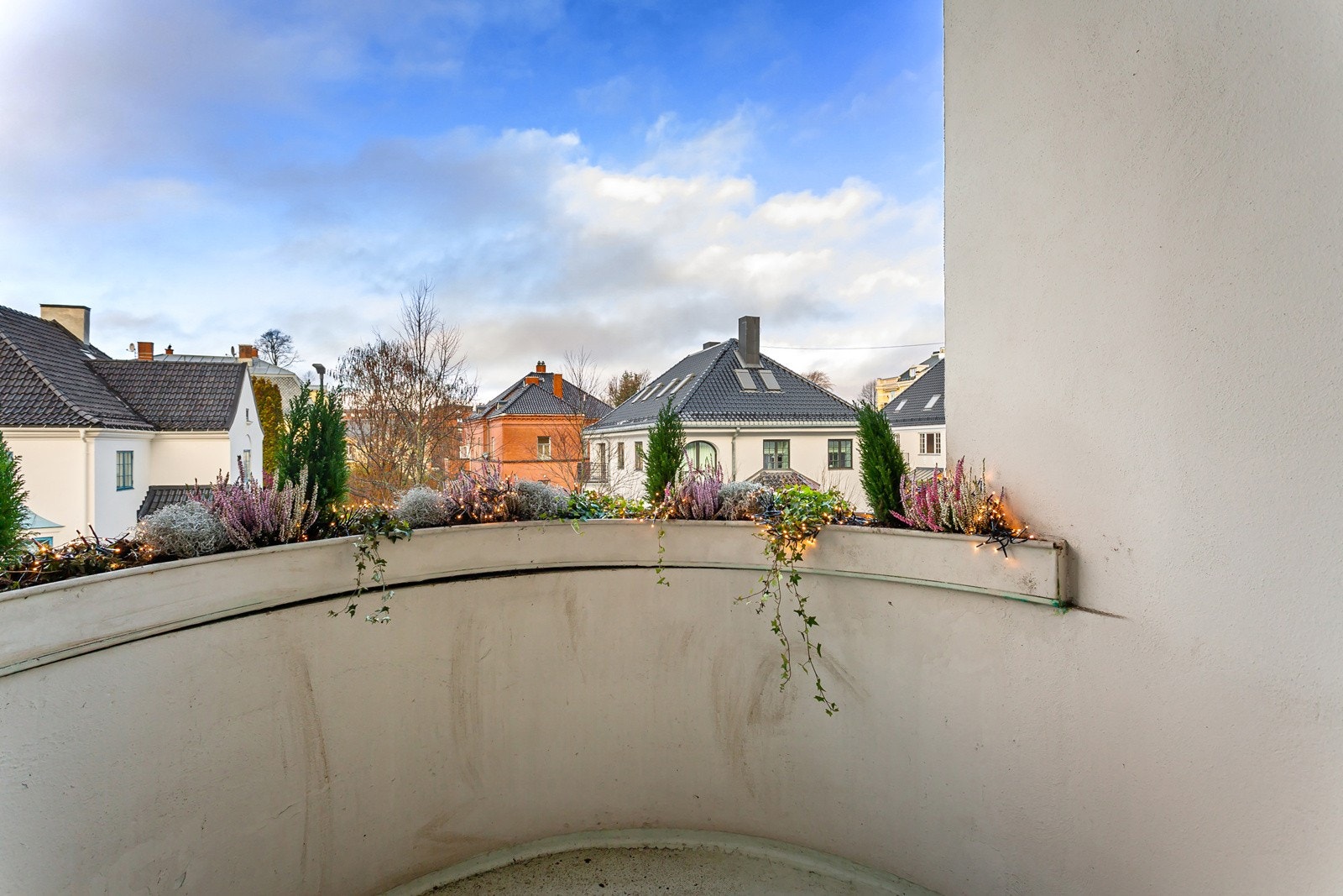 Balkongen er på ca 3 kvm og har utsikt mot et villastrøk Galleribilde