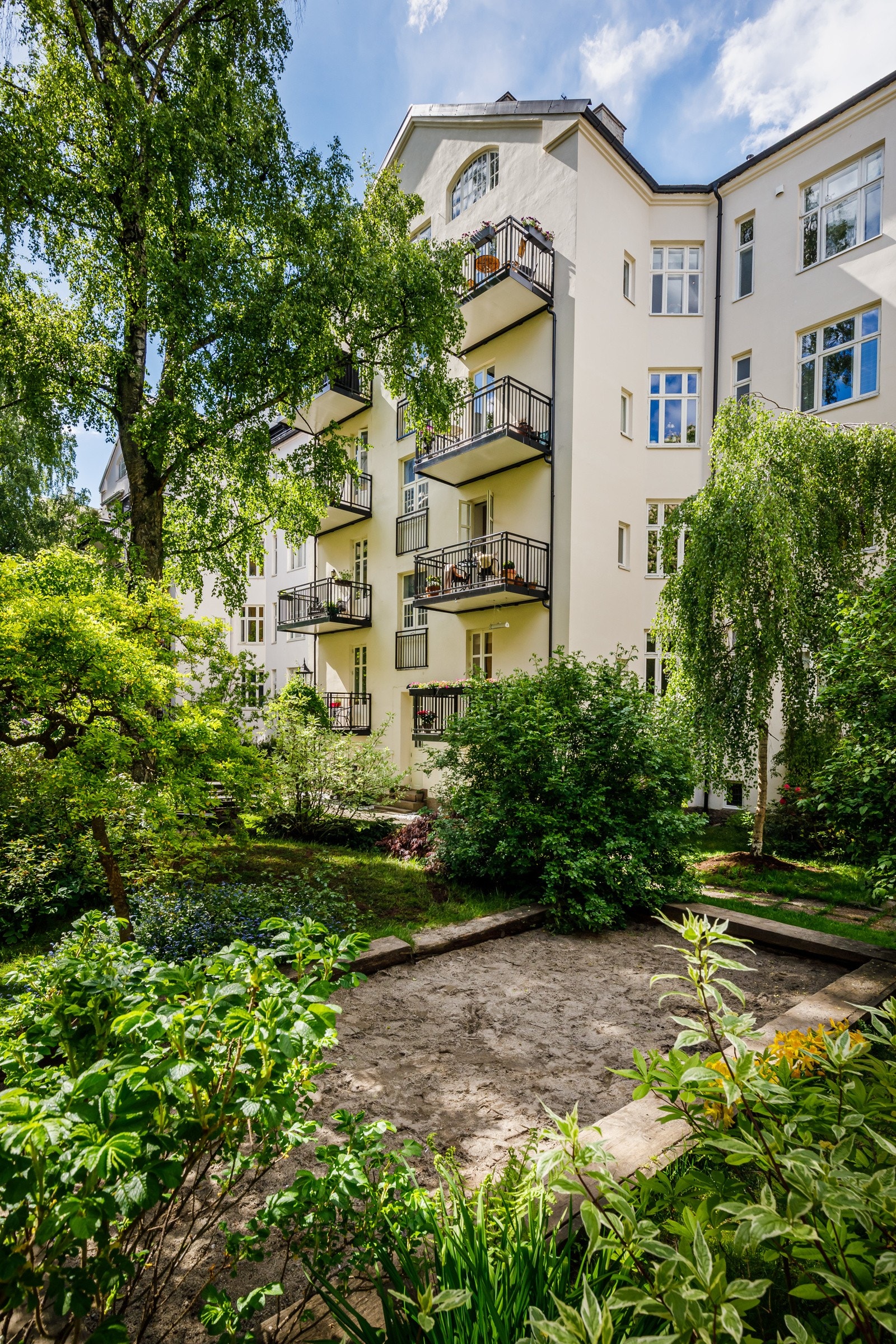 Sommerbilde fra felles åpent gårdstun Galleribilde