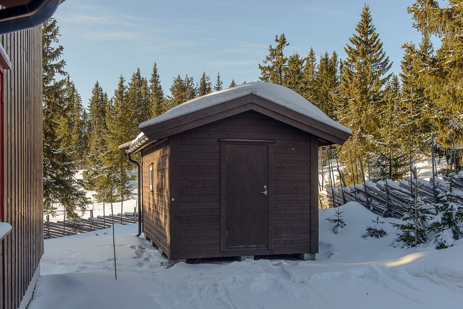 I tillegg er det satt opp et stort og godt uthus. Galleribilde