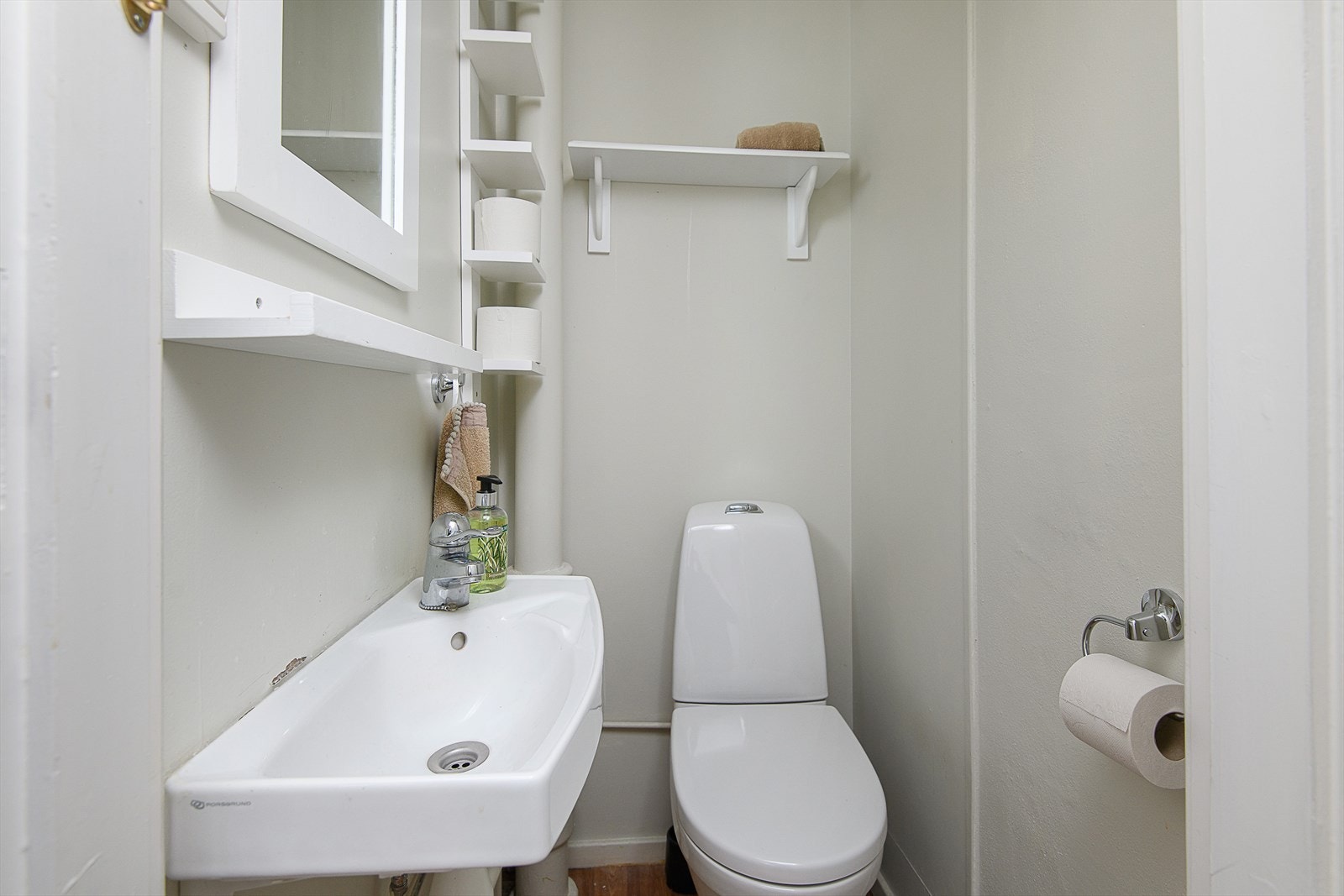 Boligen har til sammen 2 stk separate toalettrom, hvorav en i boligens første etasje og en i andre etasje. Galleribilde