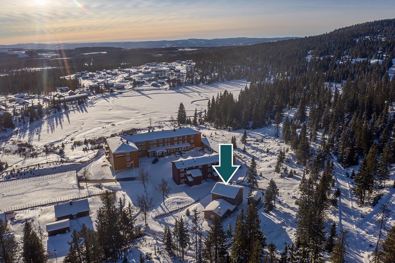 Nevelfaret 72 ligger 780 moh, i et etablert og naturskjønt hytteområde på Nordseter i Lillehammer kommune, ca. 13 km fra Lillehammer sentrum. Galleribilde