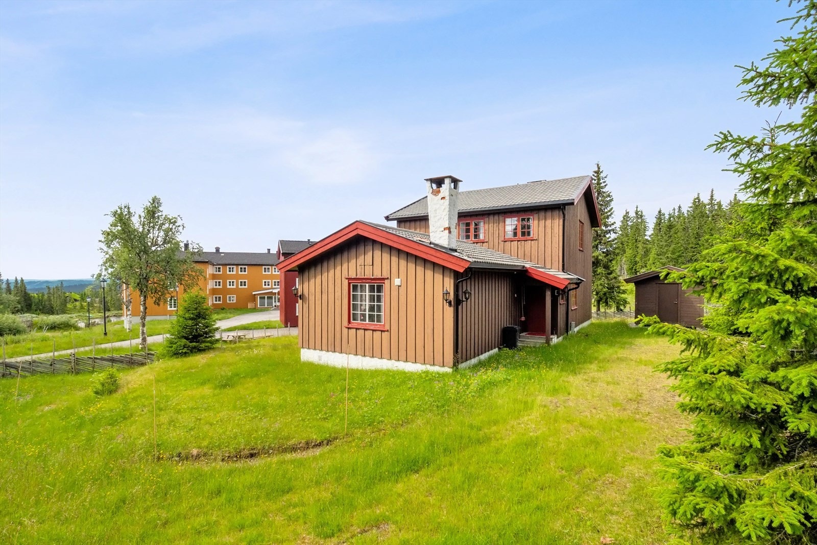 Eiendommen går over tre etasjer i tillegg til lagerloft og det er store, fine rom i alle etasjer. Galleribilde