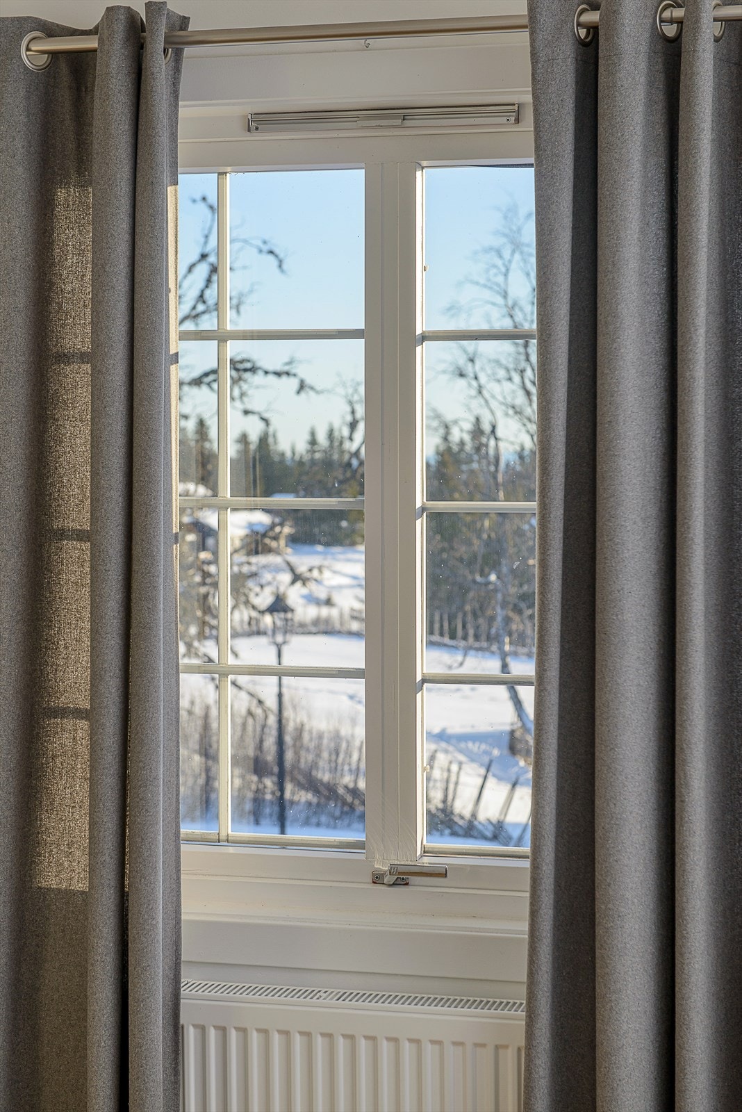 Utsyn fra vindu i soverom. Galleribilde