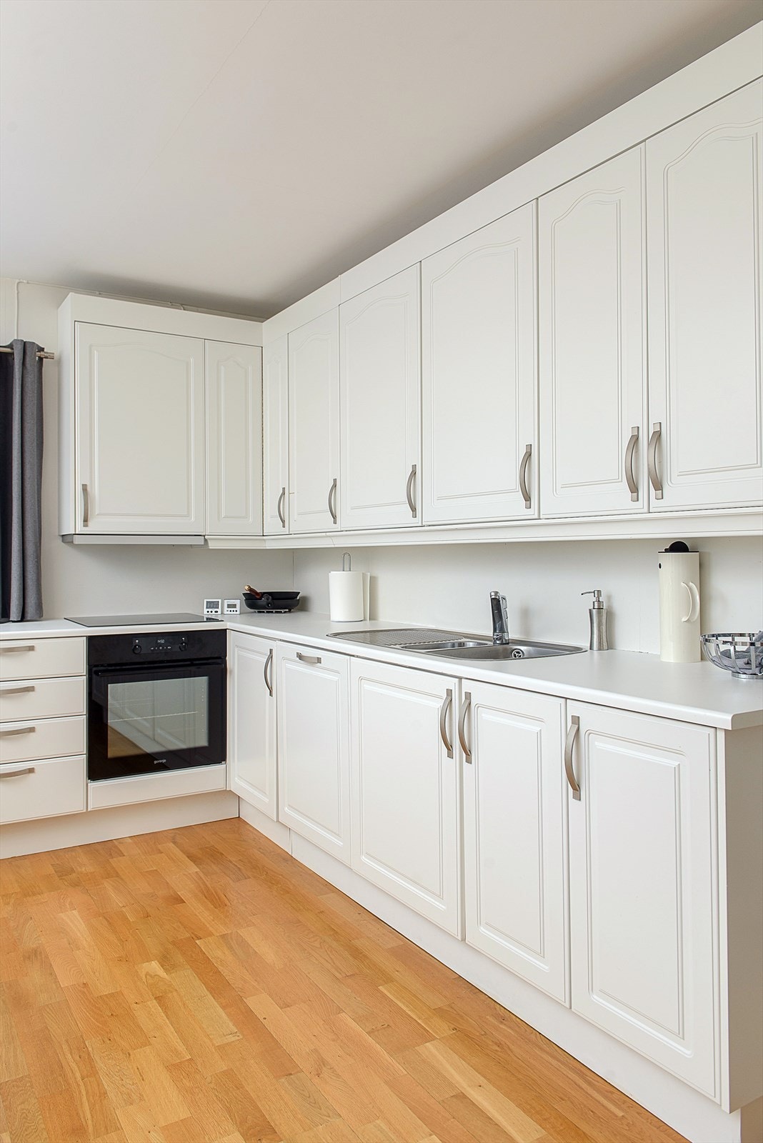 Kjøkkeninnredning med laminerte skrog og formpressede profilerte fronter. Galleribilde