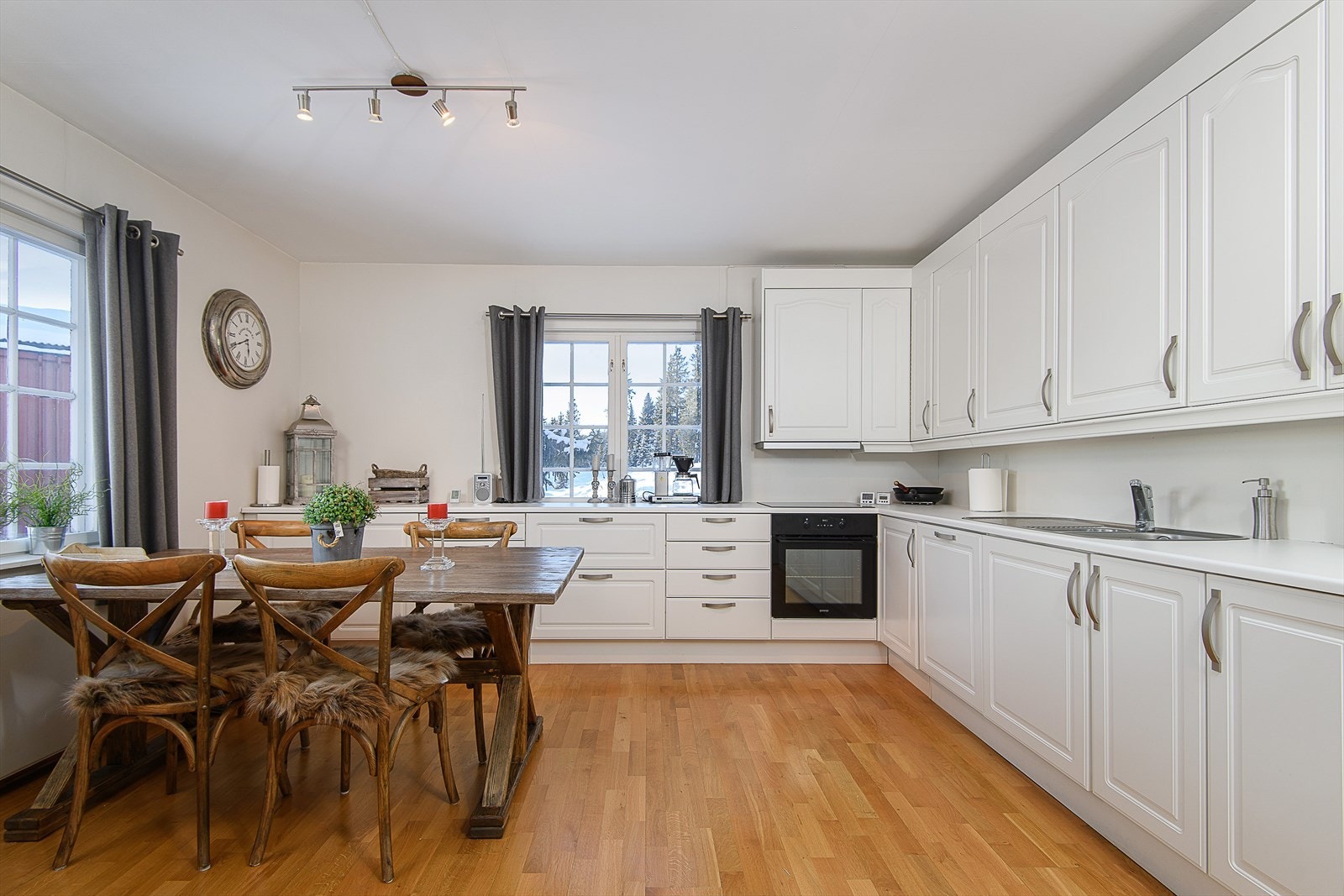 Godt utbygd med både skap- og benkeplass. Galleribilde