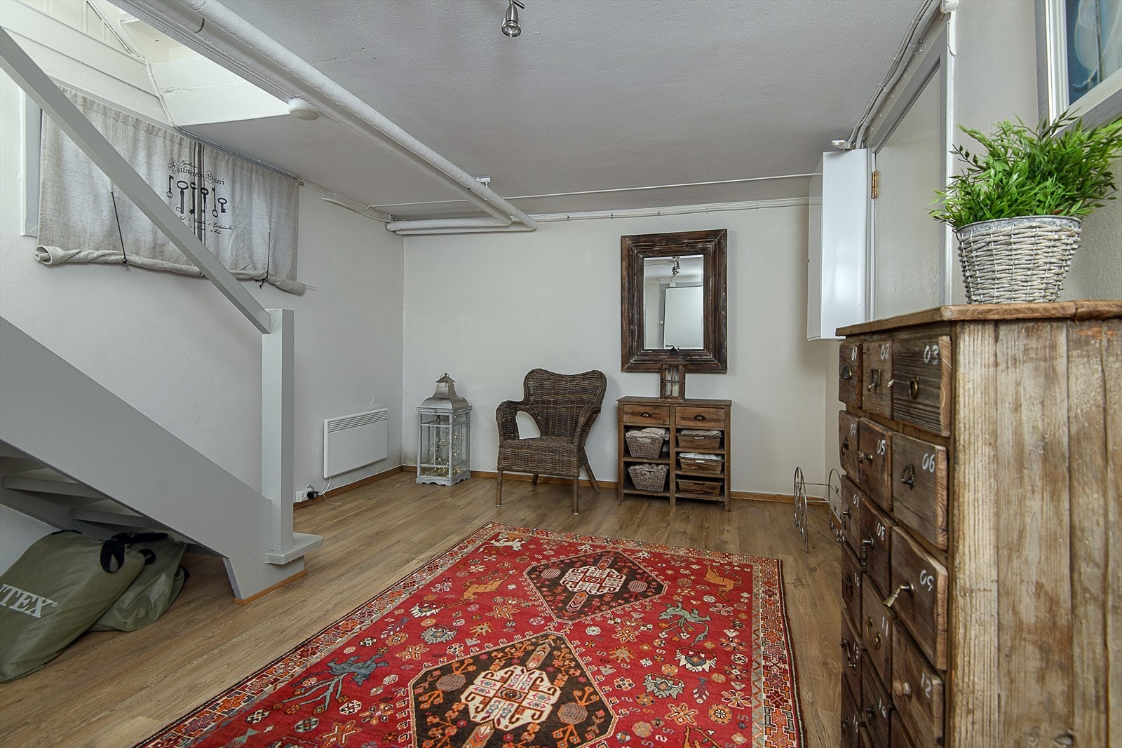 Romslig gang i kjeller. Galleribilde