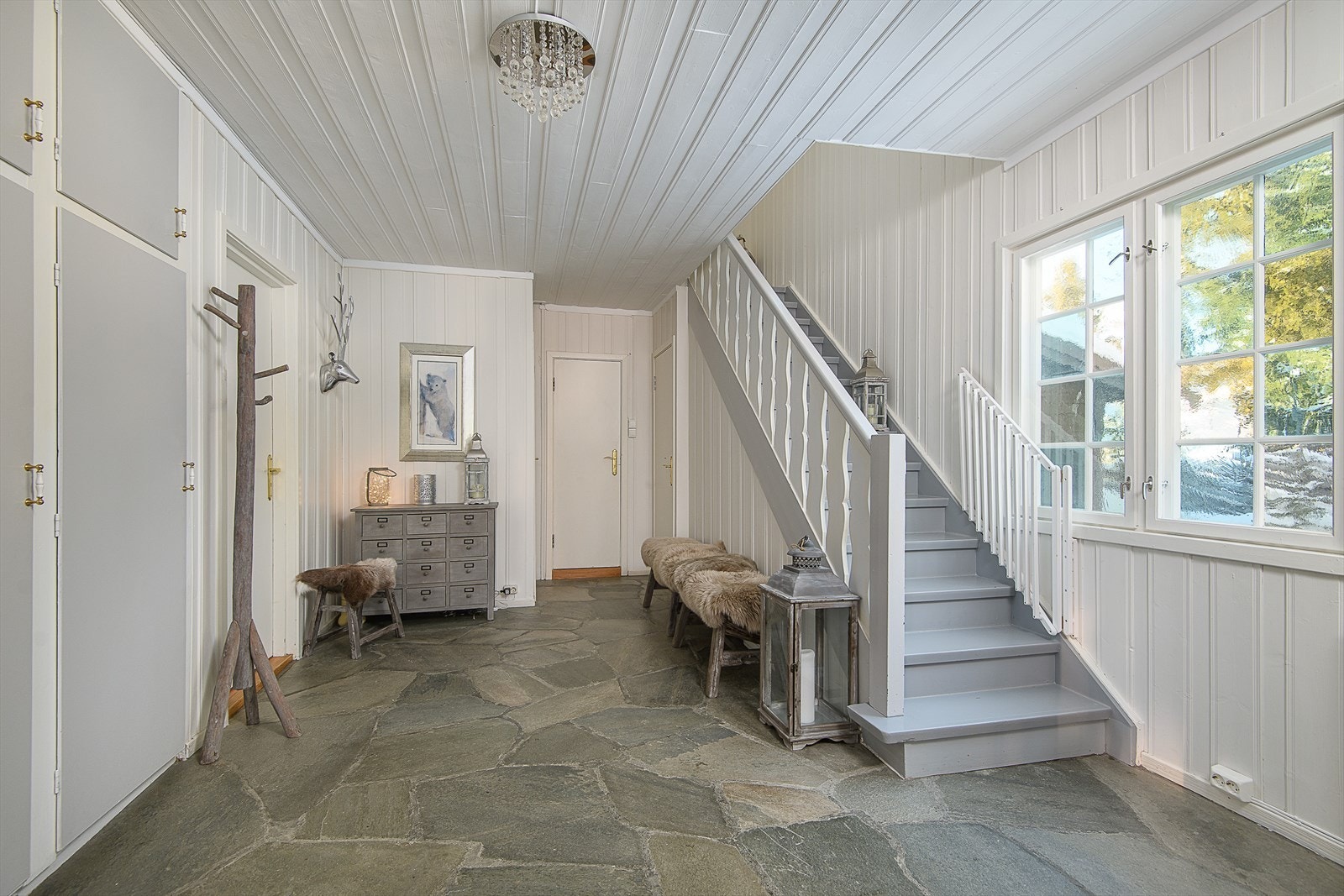 Gangens størrelse gir gode møbleringsmuligheter. Galleribilde