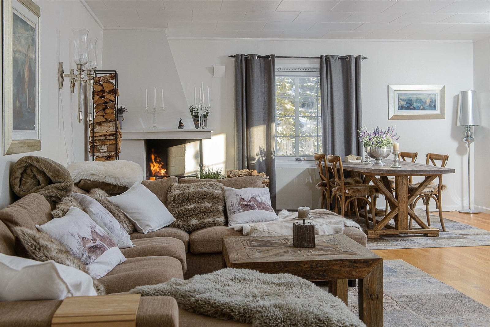 Stuen innbyr til sosiale sammenkomster og hyggelig samvær. Galleribilde