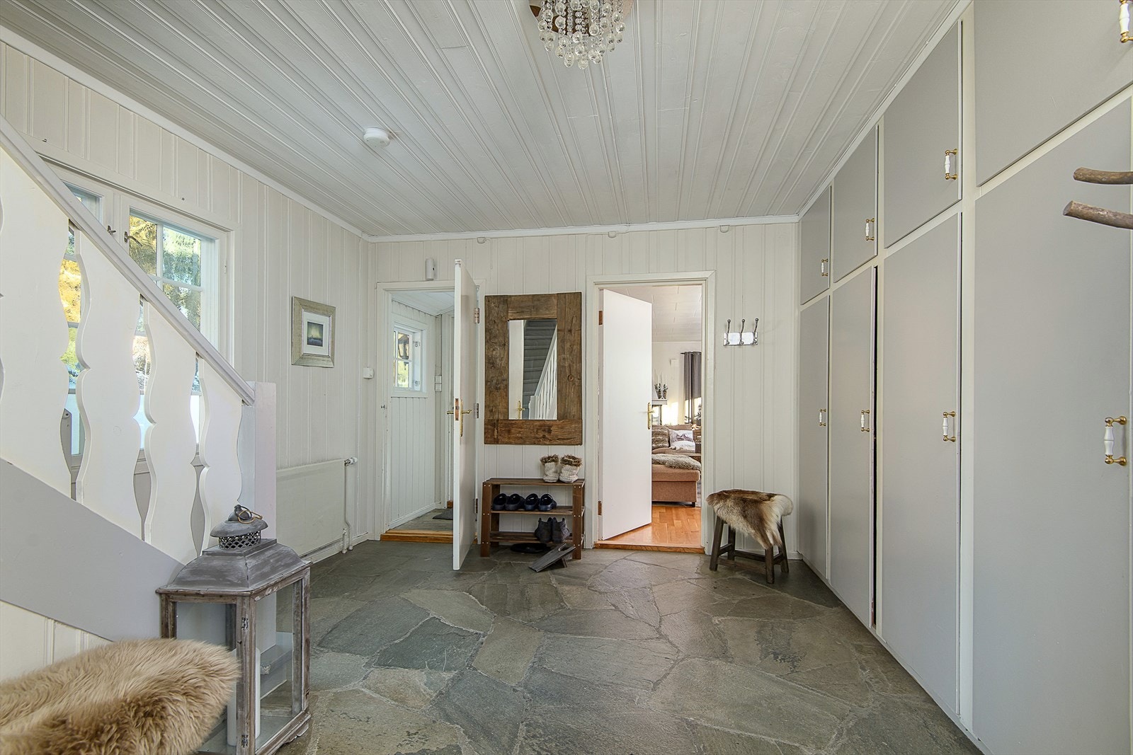 Godt med oppbevaringsplass i plassbygd garderobeskap langs ene veggen. Galleribilde