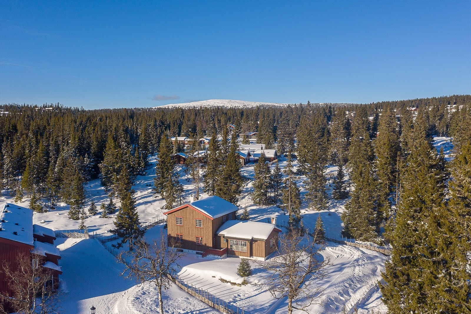 Pen tomt som er inngjerdet. Turstier og skispor rett ved eiendommen. Galleribilde