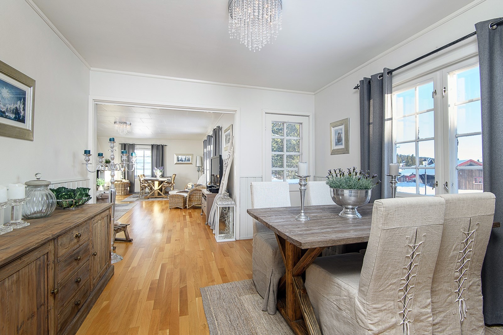 I tillegg til stue har boligen egen spisestue. Galleribilde