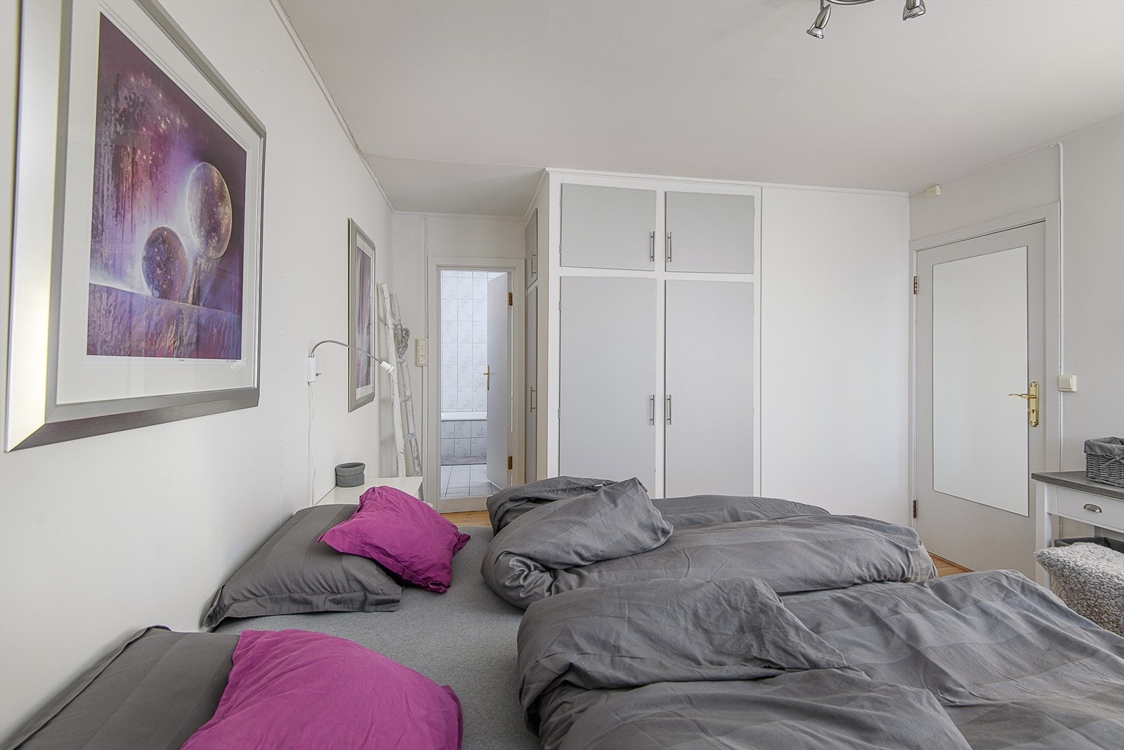 Ett av rommene med tilgang til eget baderom i 2.etg. Galleribilde