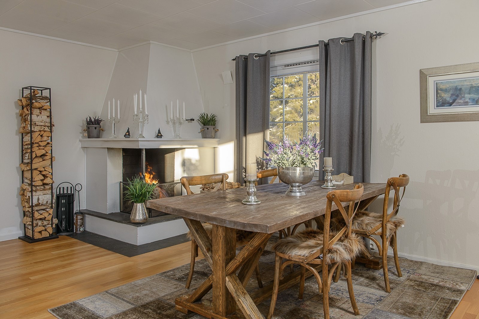 Spisegruppe plassert i rommet. Galleribilde