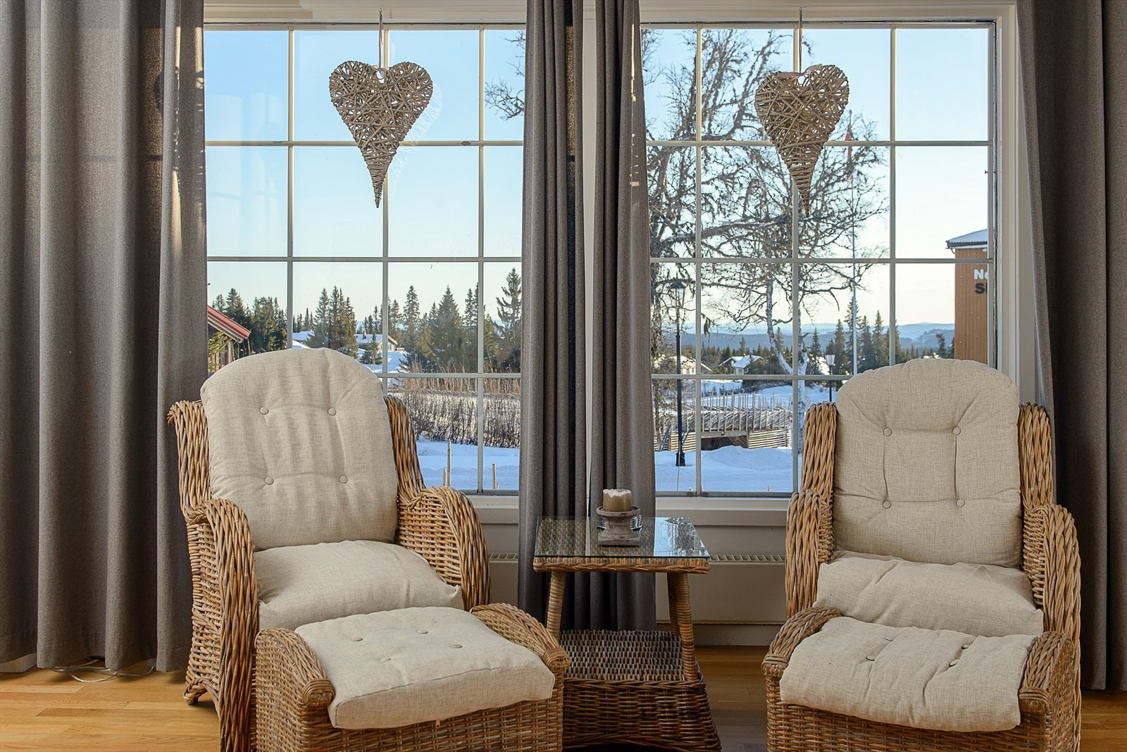 Store vindusflater i rommet gir godt innfall av naturlig belysning. Galleribilde