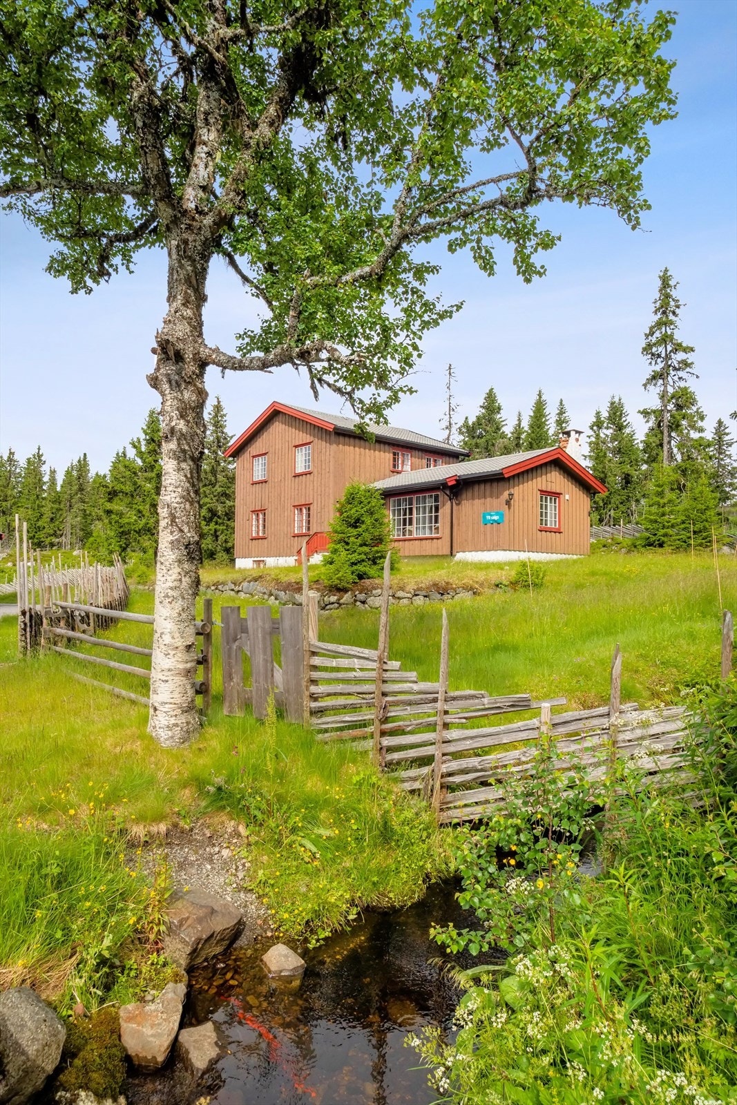 Eiendommen går over tre etasjer i tillegg til lagerloft og det er store, fine rom i alle etasjer. Galleribilde