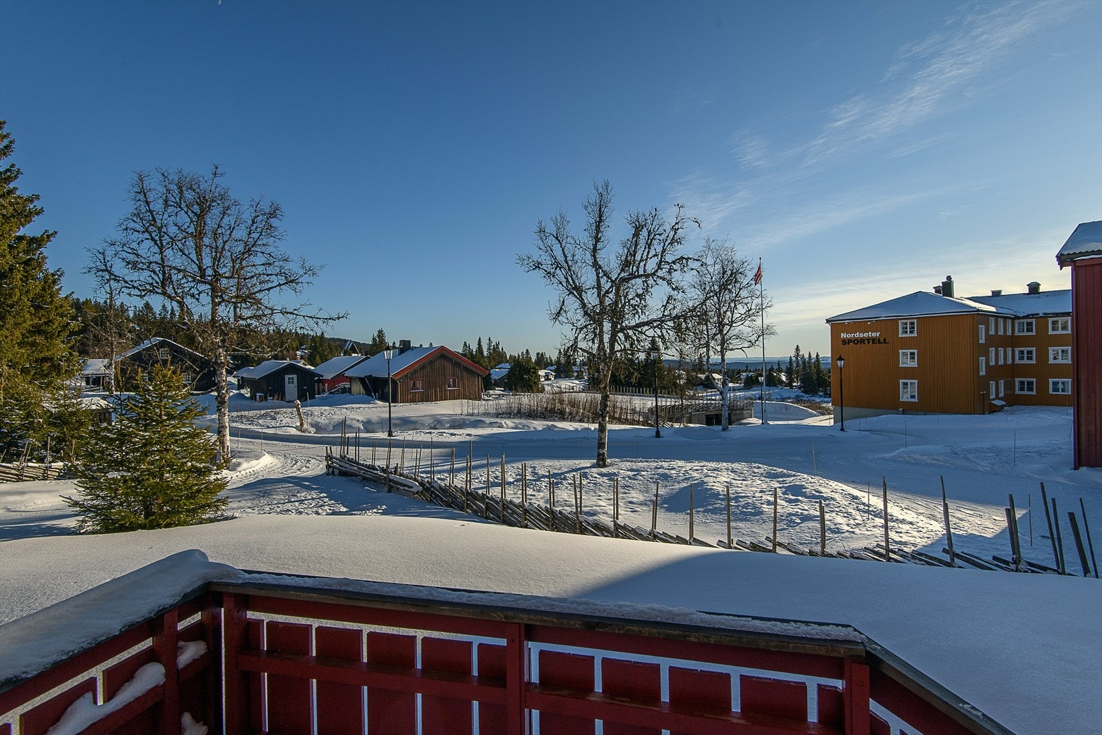Eiendommen går over tre etasjer i tillegg til lagerloft og det er store, fine rom i alle etasjer. Galleribilde