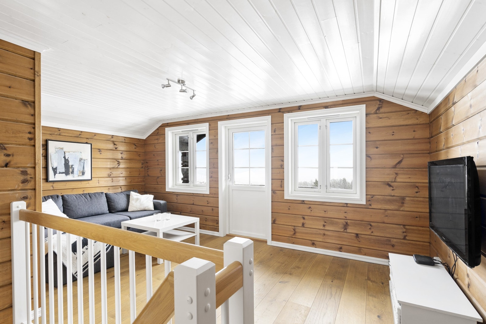 Koselig loftstue med utgang til veranda. Galleribilde