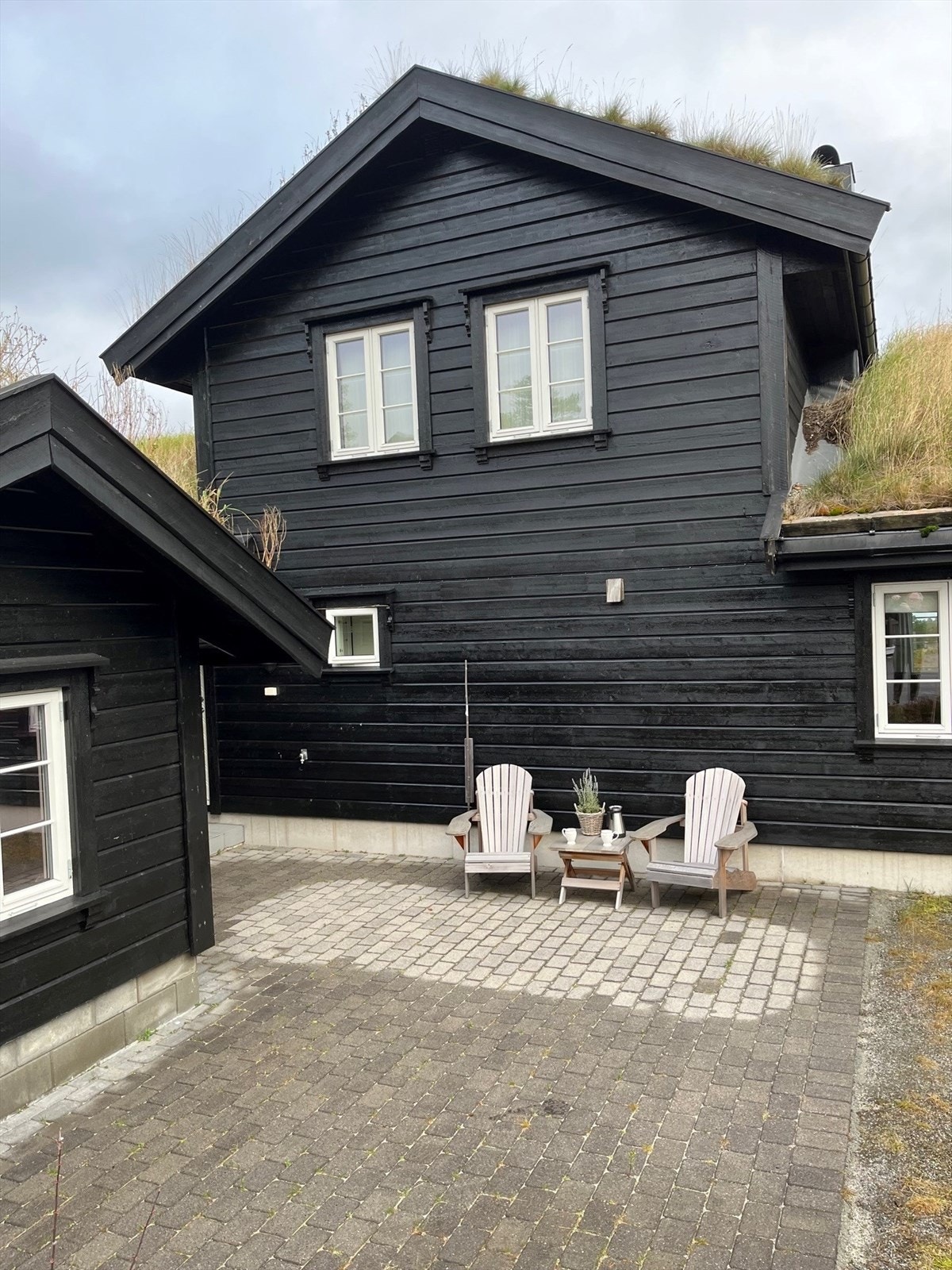 Fin plass ved inngangspartiet i kveldssola. Galleribilde