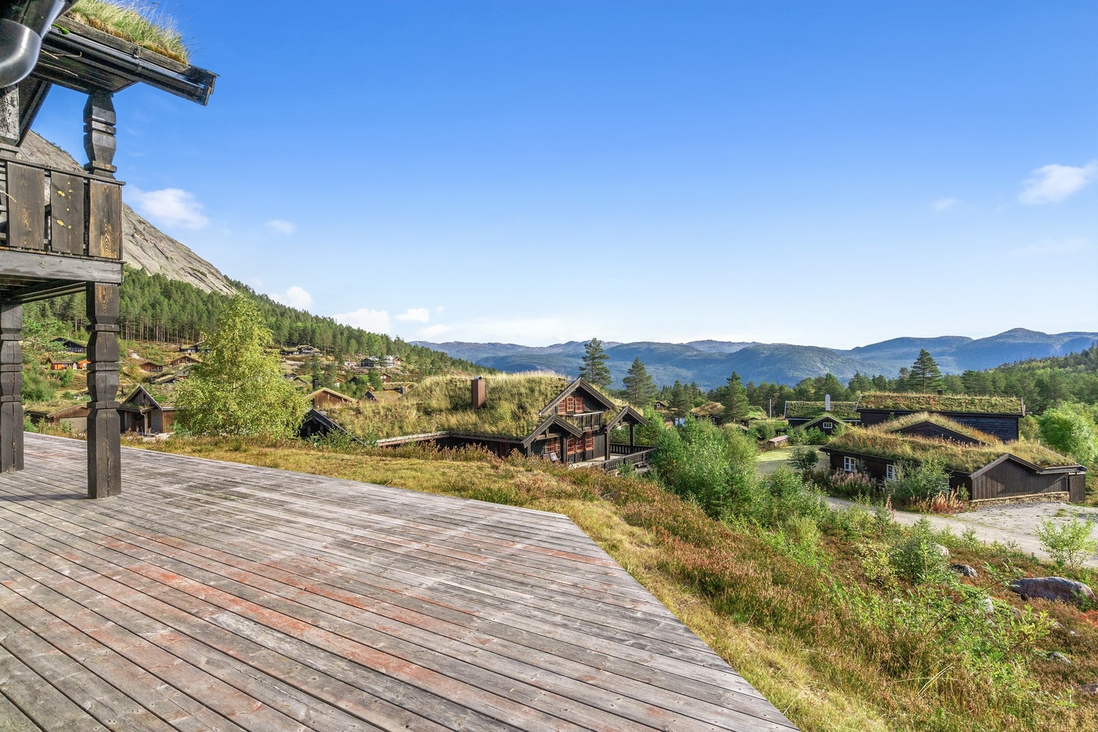 Flott utsikt mot Setesdalen og fjellene i øst. Stor terrasse. Galleribilde