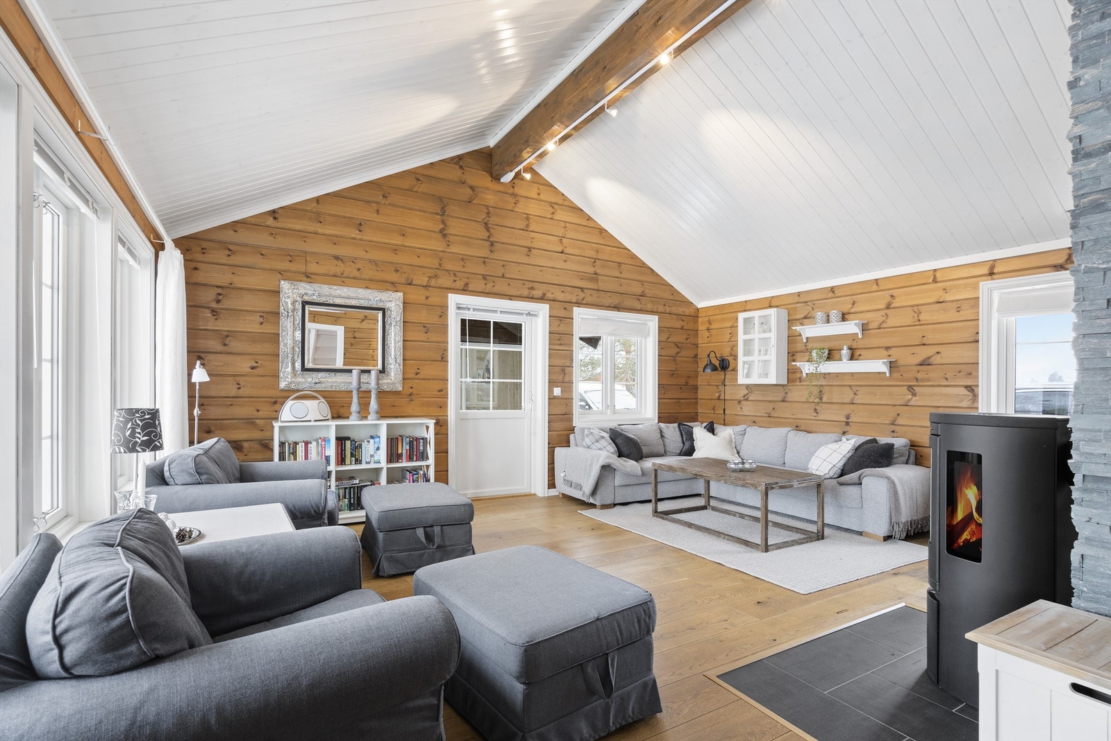 Koselig stue med god takhøyde og store vindusflater. Galleribilde