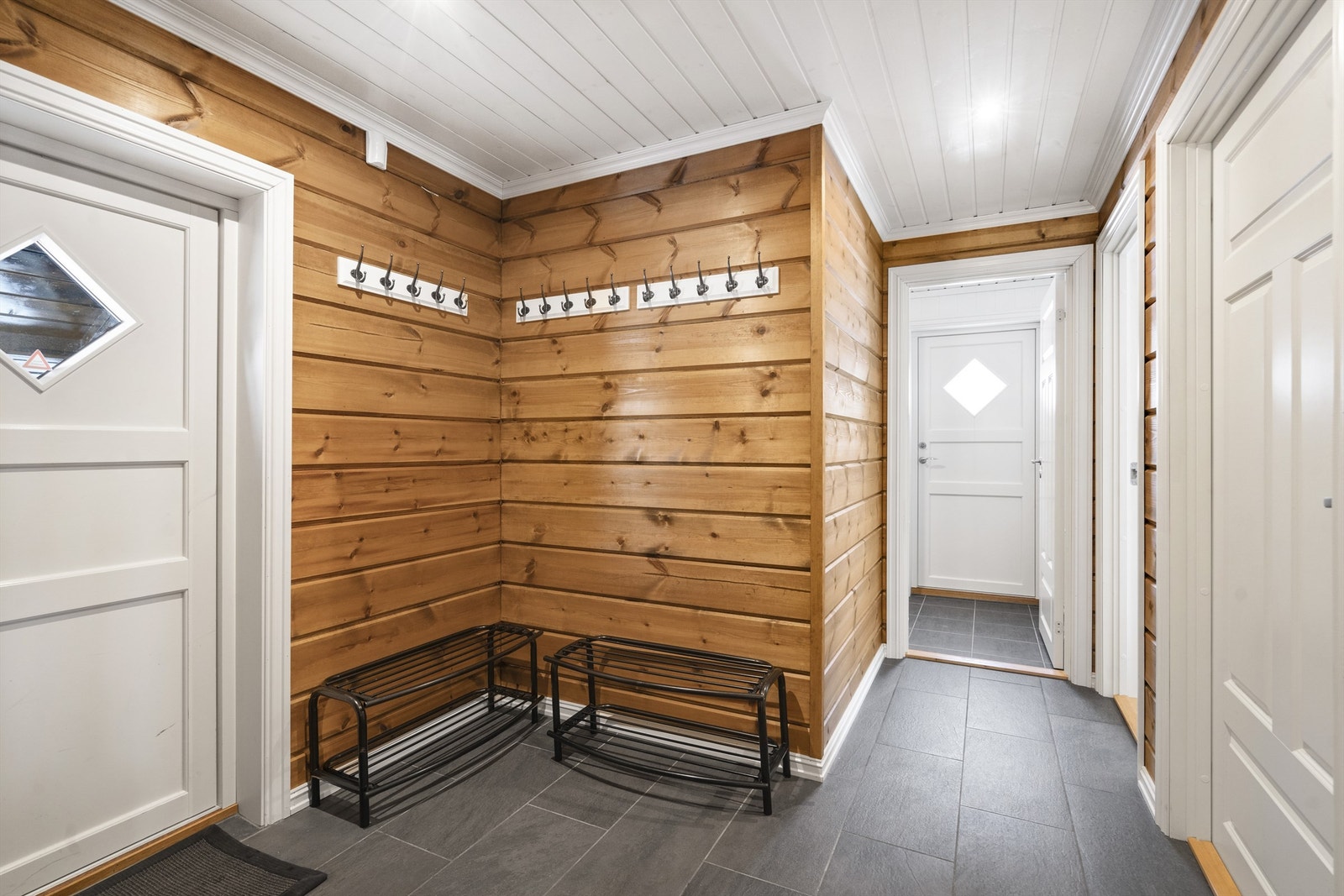 Entre og bod/garderoberom til høyre i bildet. Galleribilde