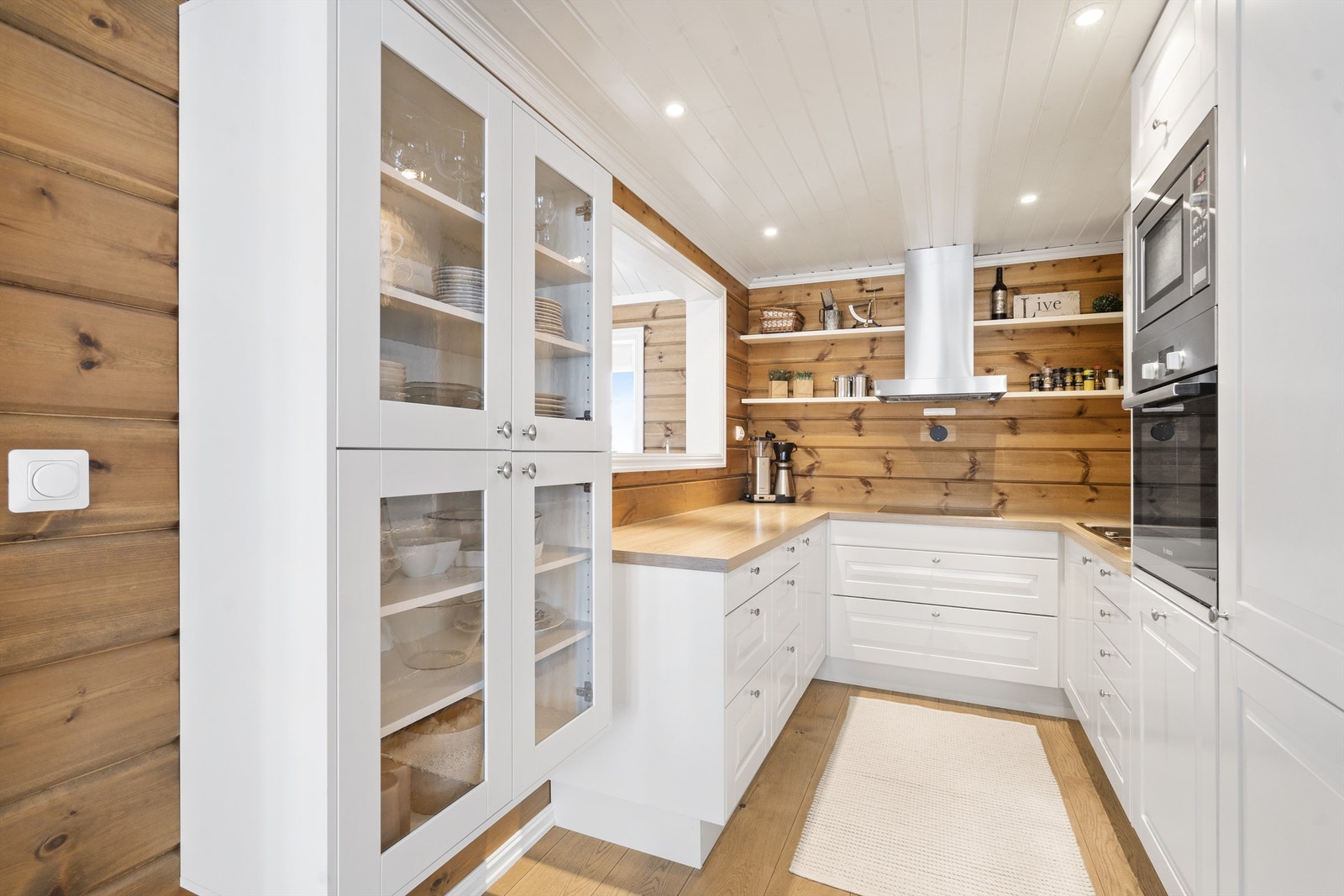 Pent kjøkken med mye skap- og benkeplass. Galleribilde