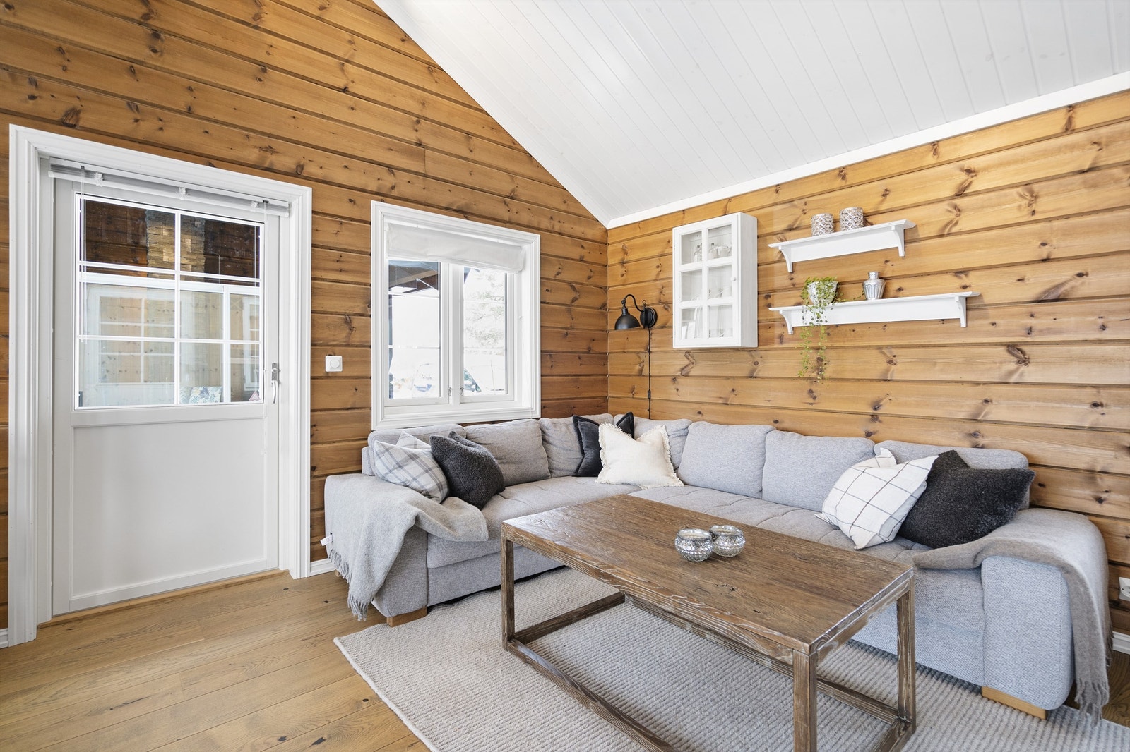 Utgangsdør til terrassen og utestuen. Galleribilde