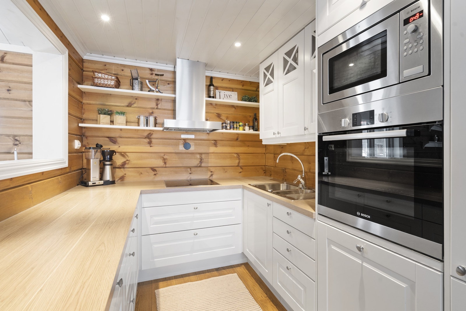 Kjøkkenet har integrerte hvitevarer. Galleribilde