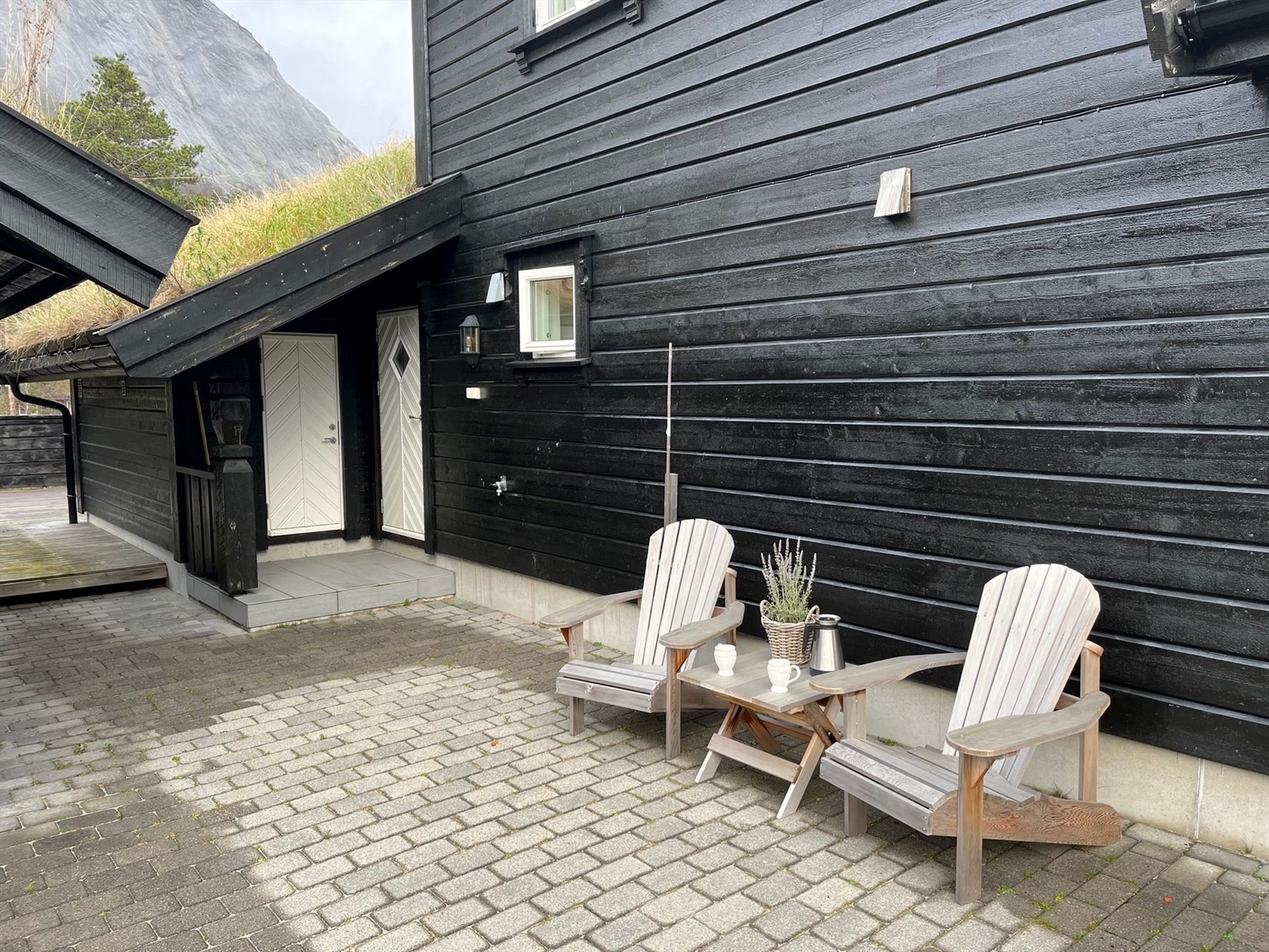 Fin plass ved inngangspartiet i kveldssola. Galleribilde