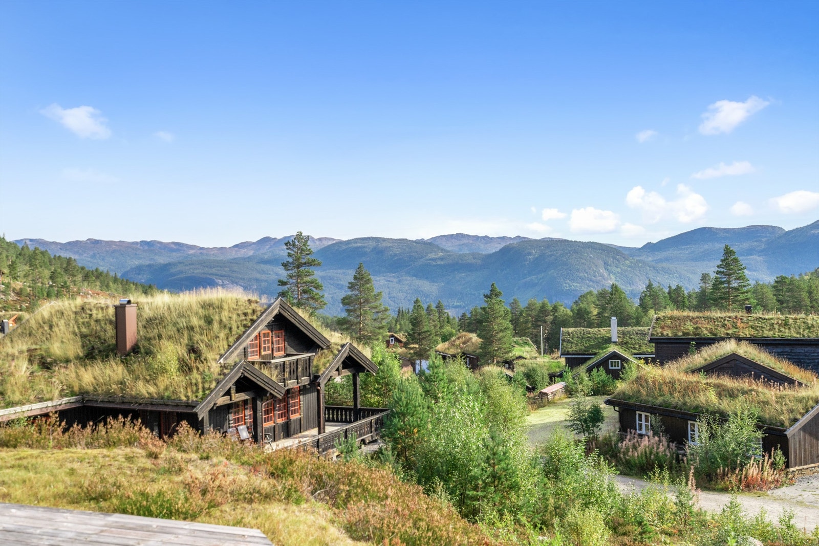 Fra terrasse og stue er det flott utsikt mot fjellene i øst. Galleribilde