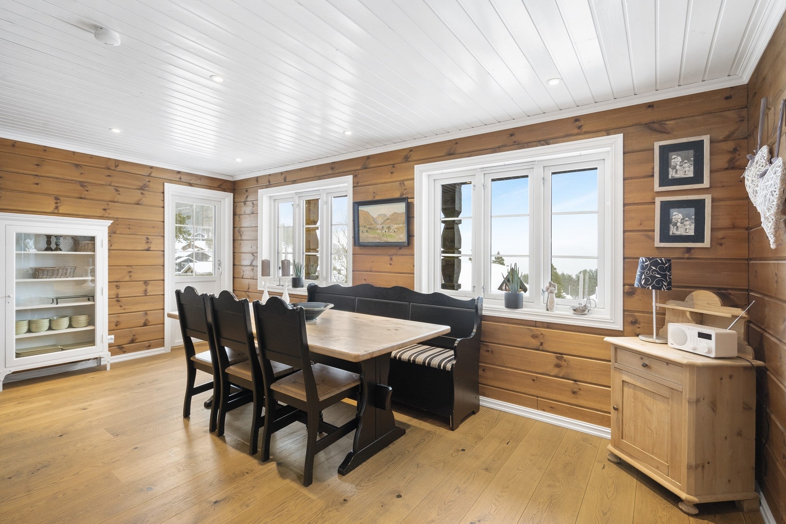 Utgangsdør til terrassen også fra spisestuen. Galleribilde