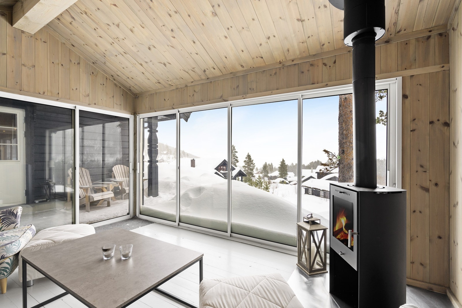 Vinterstemning. Koselig utestue med glassdører som kan skyves til siden. Galleribilde