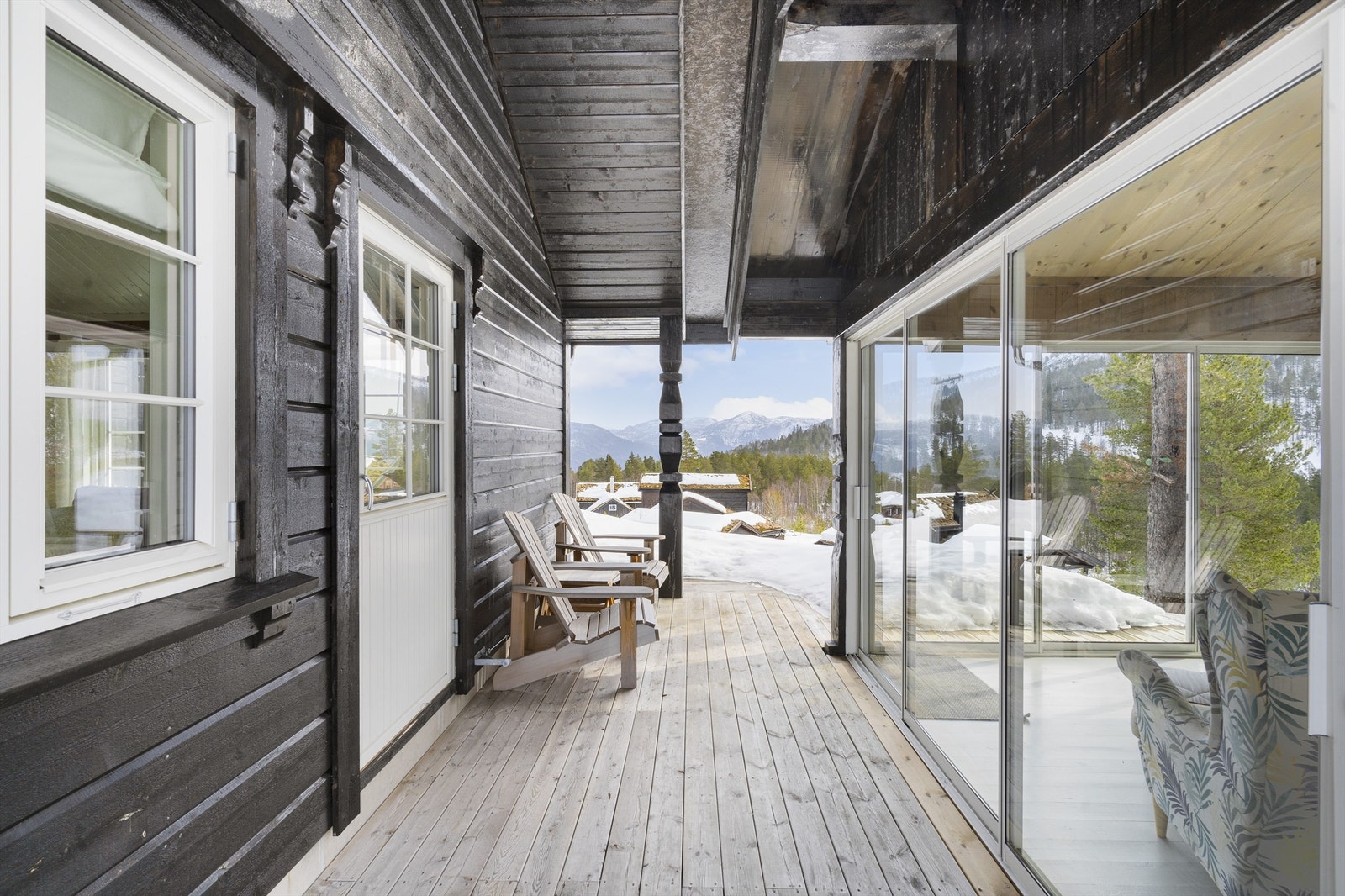 Utestue med flott utsikt mot øst
og peisovn. Galleribilde