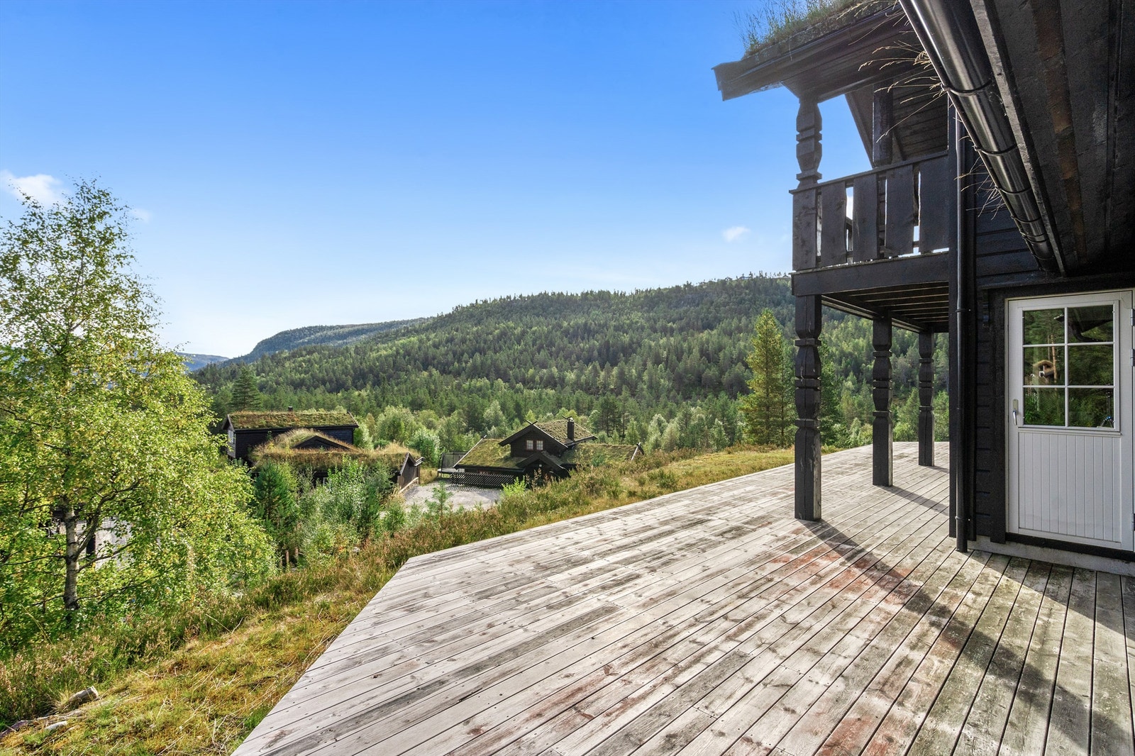 Ut fra stue til stor terrasse. Galleribilde