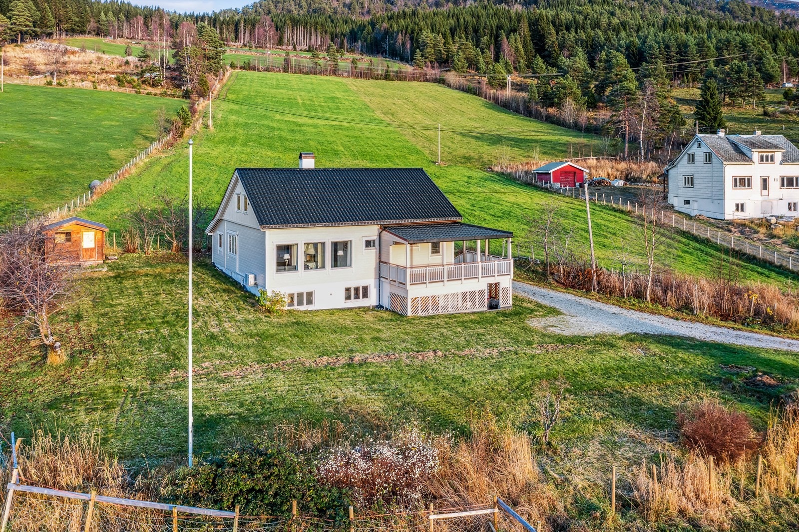 Flott enebolig over tre plan med stor veranda og hage. Galleribilde