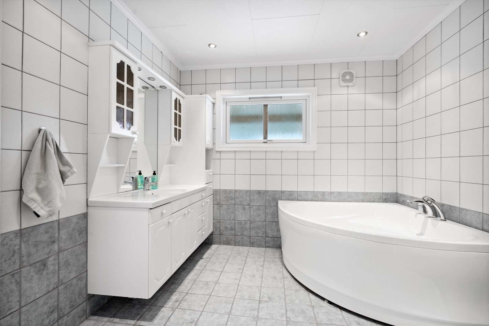 Romslig bad med både badekar og dusjløning. Her har du mye oppbevaringplass og et eget toalettrom ved siden av badet. Galleribilde