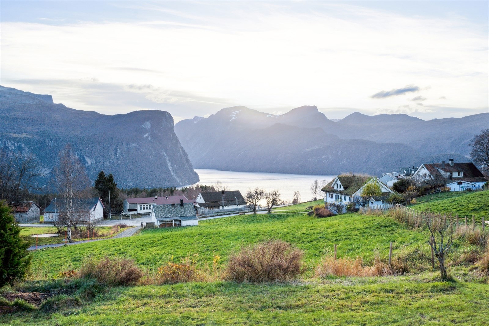 Tomten er stor og ligger på toppen av Liabygda. Her har du utsikt til blant annet Slogen, Grøtet og Blåhornet. Flotte turmuligheter i området Galleribilde