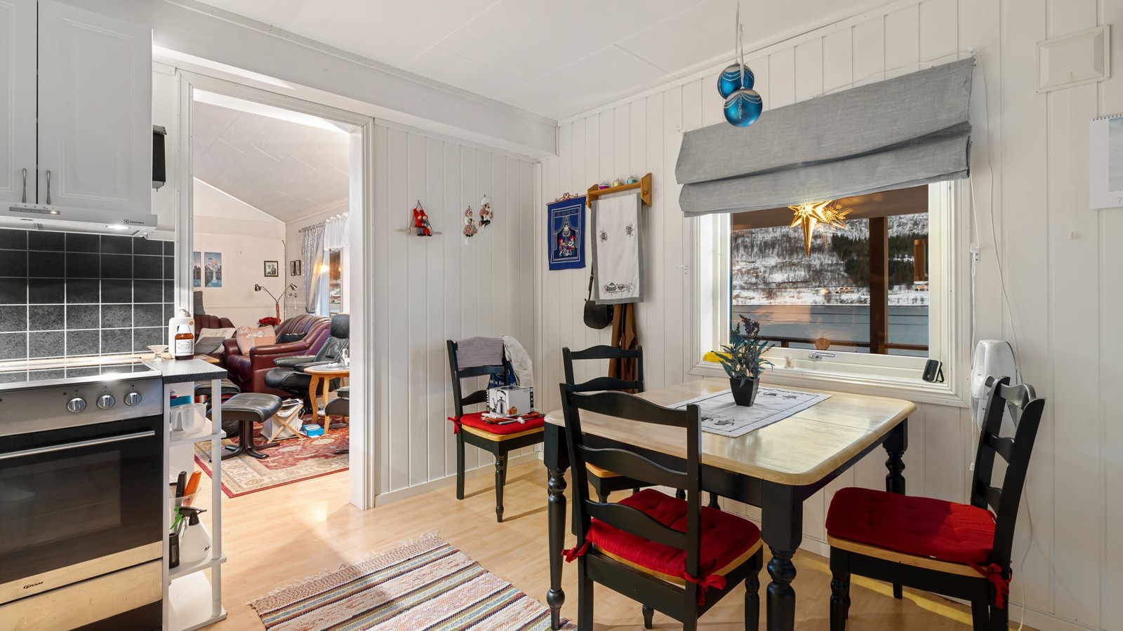 God plass til spisebord på kjøkkenet.
