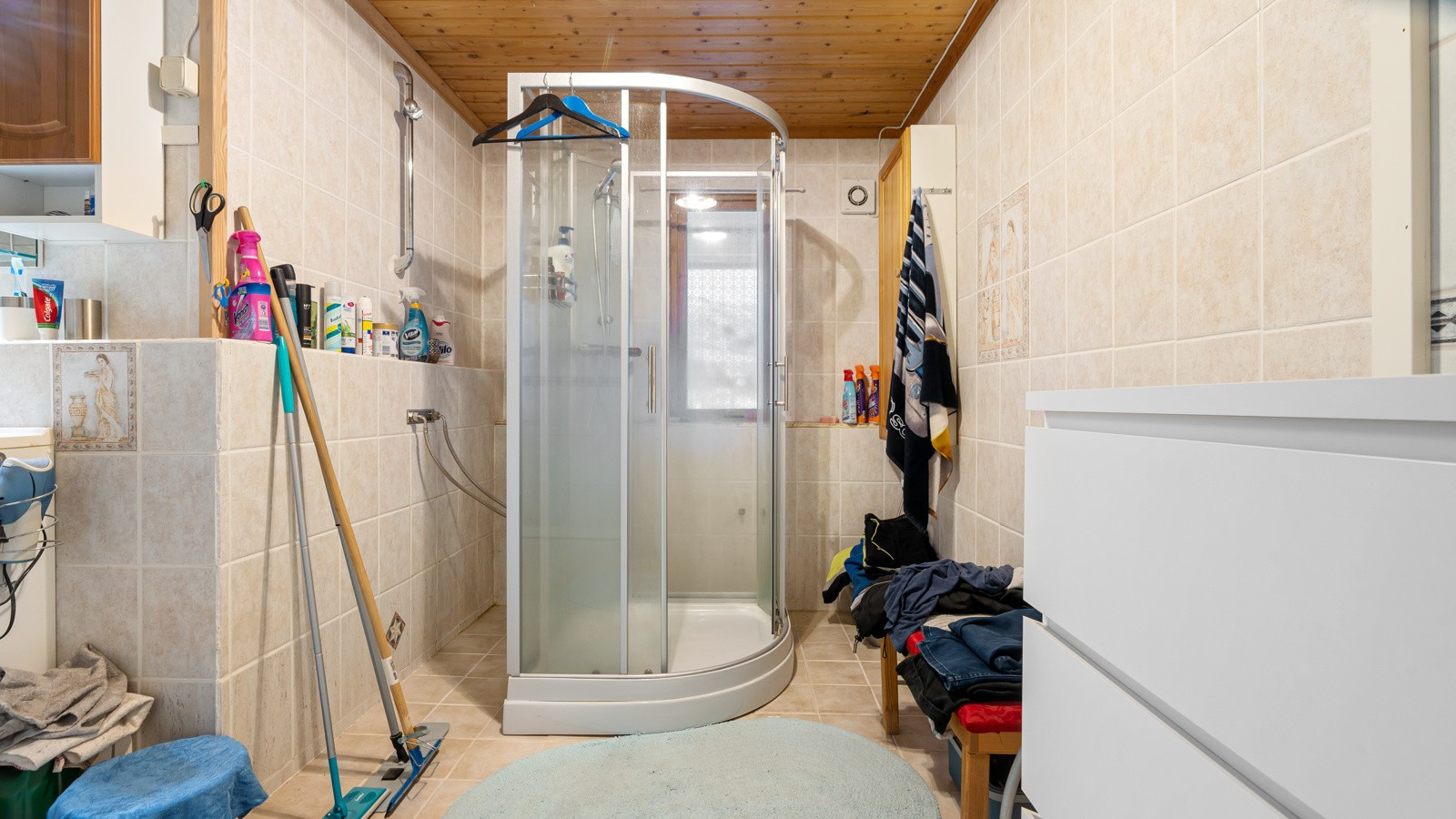 Badet er utstyrt med dusjkabinett.
