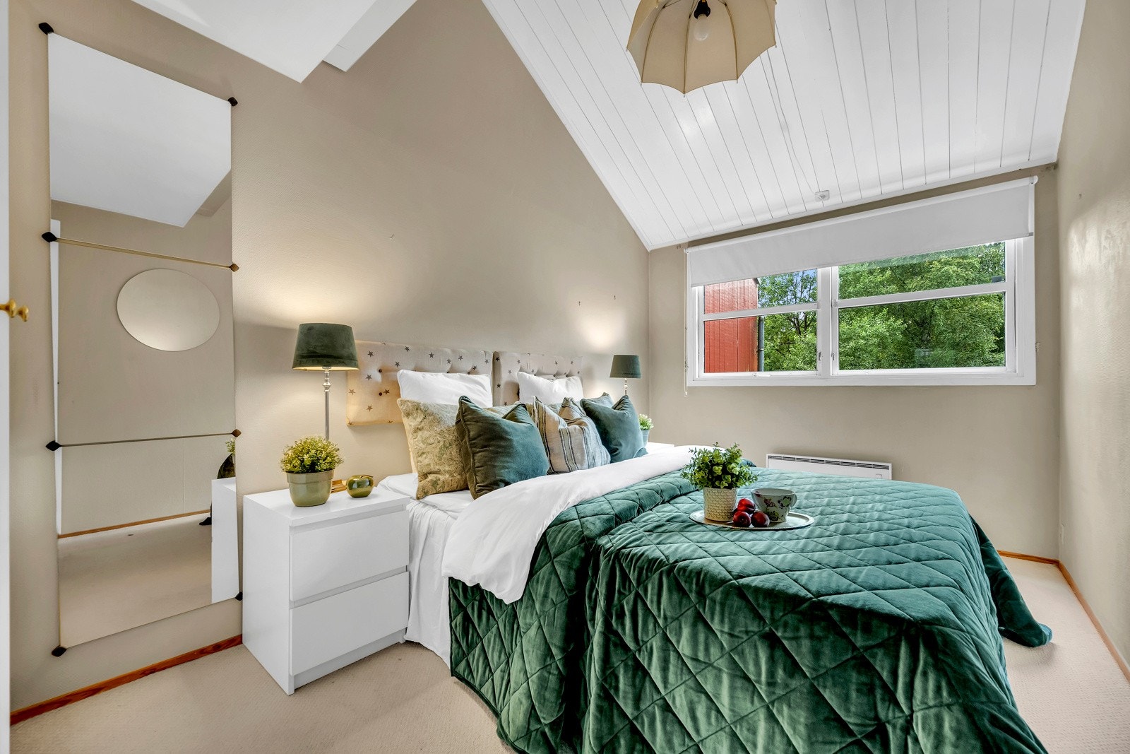 Her er det god plass til seng, nattbord, kommode/garderobeskap eller annet passende møblement Galleribilde