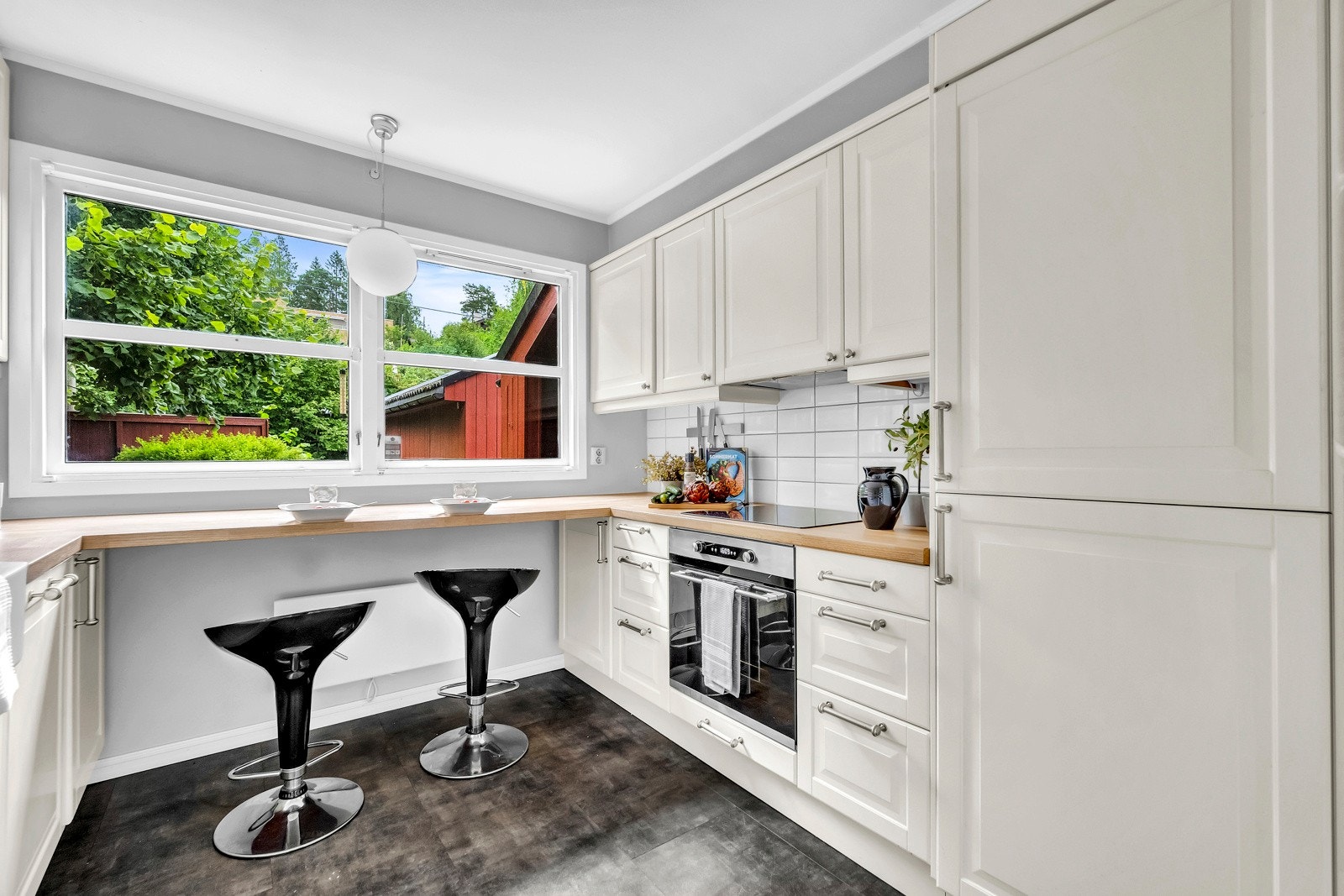 Det er godt med skap og benkeplass Galleribilde