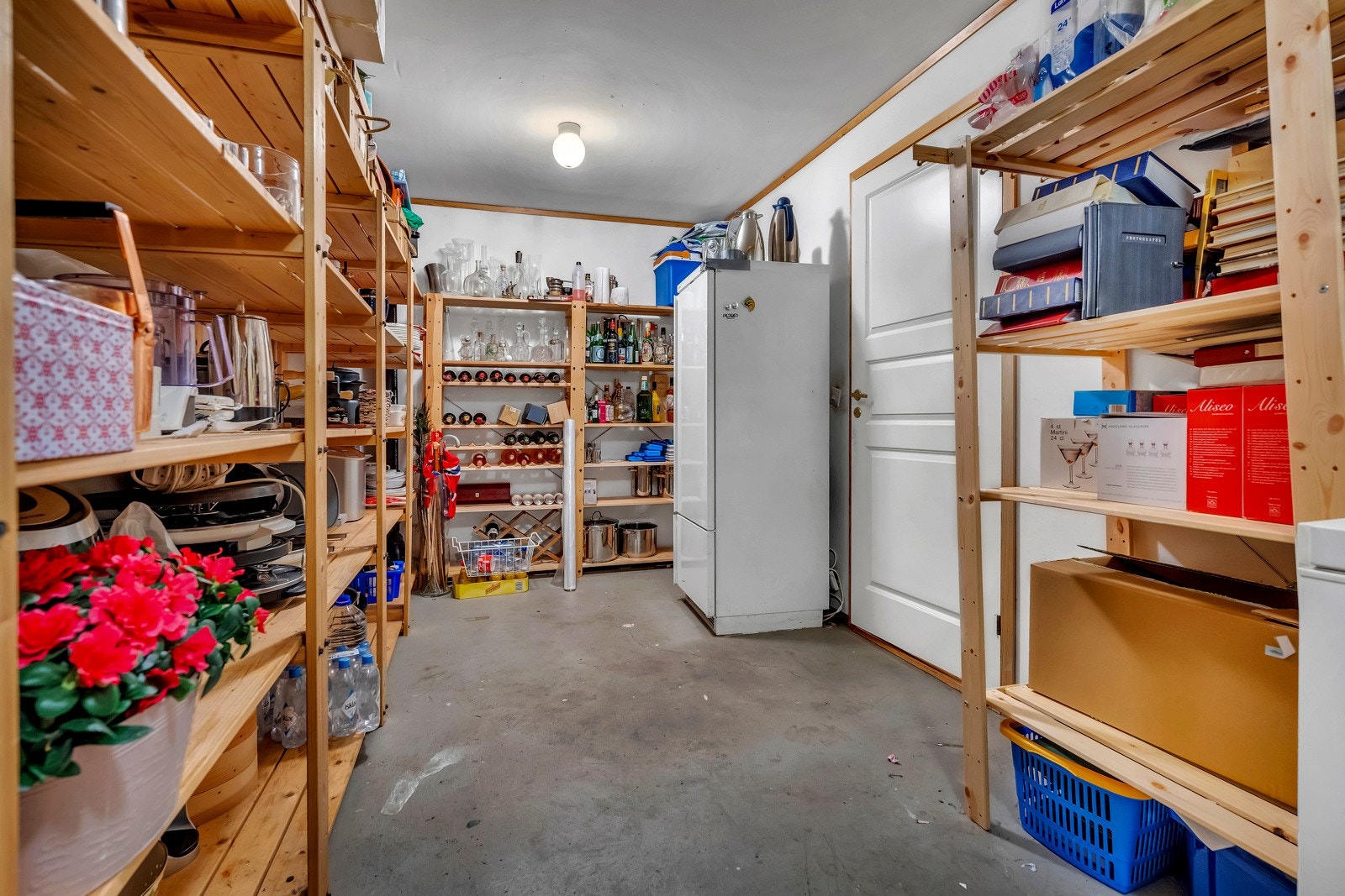 Det er en stor innvendig bod i kjelleren som byr på gode oppbevaringsmuligheter Galleribilde