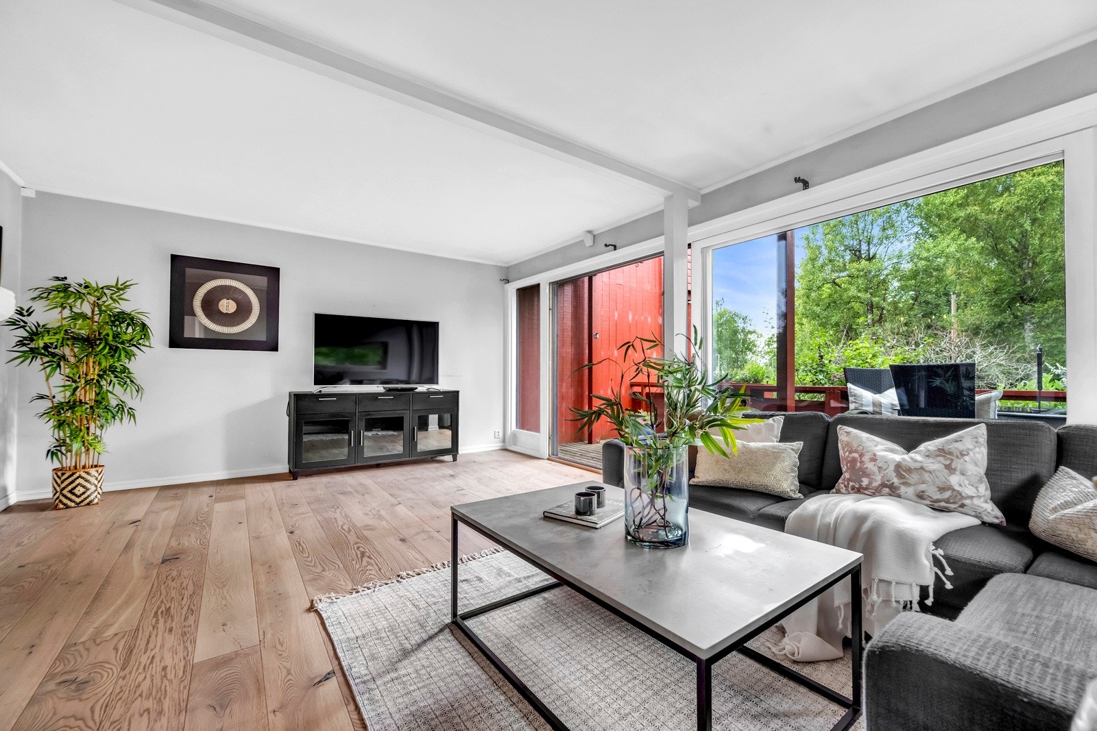 Stuen har store vindusflater som slipper inn godt med naturlig lys Galleribilde