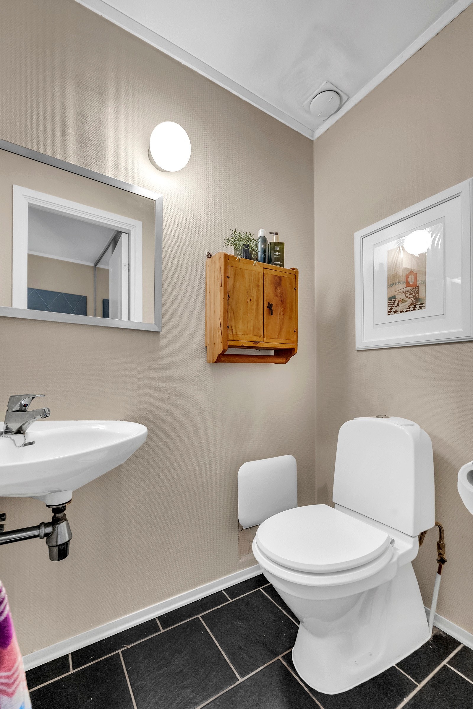 Toalettrom 1 etasje - Pent og praktisk med fliser på gulv Galleribilde